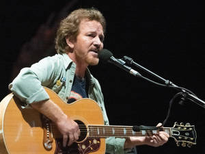 Pearl Jam Rock Band Eddie Vedder Singing Guitar Wallpaper