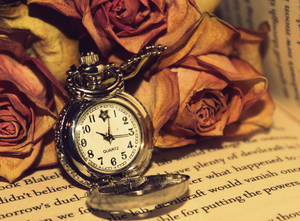 Pendant Watch On Book Tiempo Background Wallpaper