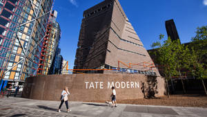 People Passing In Front Tate Modern Wallpaper