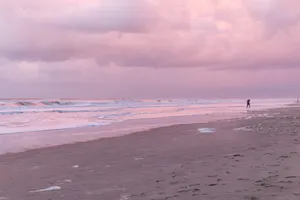 Photo A Beautiful, Calming Sunset Over A Pink Beach. Wallpaper