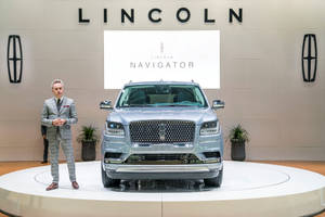 Premium Blue Finish Lincoln Car Navigator Wallpaper