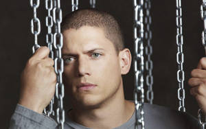 Prison Break Michael Holding On Chain Wallpaper