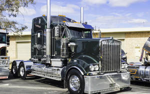 Pristine Black Kenworth Truck Wallpaper