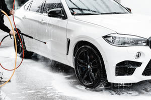 Pristine White Skyline Car In A Car Wash Wallpaper