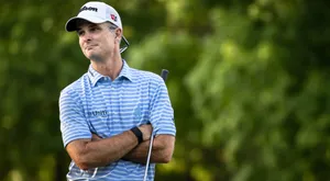 Professional Golfer Kevin Streelman Arms Crossed With A Focused Expression. Wallpaper