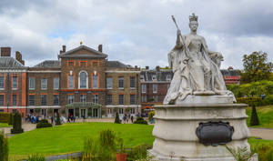 Queen Victoria Statue Inside Kensington Palace Wallpaper