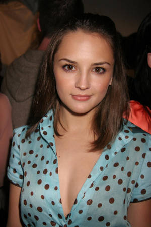 Rachael Leigh Cook Short Haircut Wallpaper