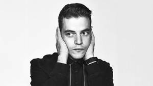 Rami Malek Covers His Ear Bnw Wallpaper