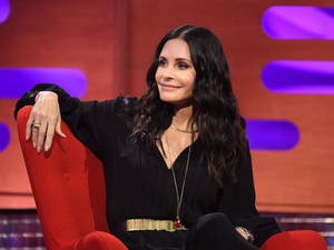 Red Chair Courteney Cox Wallpaper