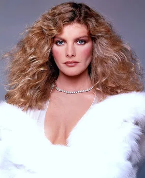 Rene Russo's Iconic 1978 Cosmopolitan Cover Wallpaper