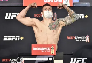 Reputable Mma Fighter Marvin Vettori Donning A Face Mask Wallpaper