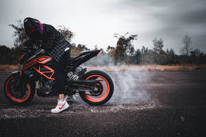 Revving Ktm Duke 200 Wallpaper