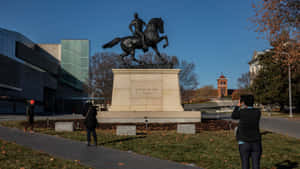 Richmond Equestrian Statue Visitors Wallpaper