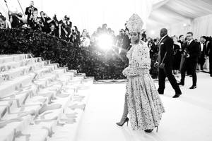 Rihanna Dress At Met Gala Wallpaper