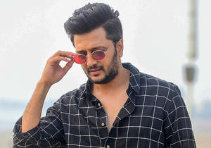 Riteish Deshmukh Candid Shot Fixing Eyeglasses Wallpaper