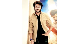 Riteish Deshmukh In Brown Long Sleeve Wallpaper