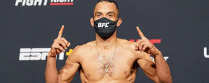 Rob Font Wearing Ufc Face Mask Wallpaper