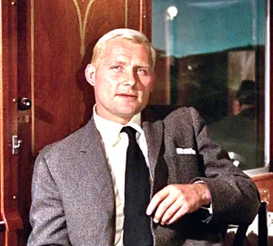 Robert Shaw In Gray Suit Wallpaper