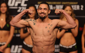 Robert Whittaker Doing Muscle Pose Wallpaper