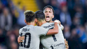 Rodrigo Bentancur Hugging Juventus Teammates Wallpaper