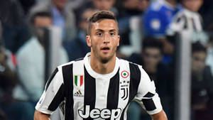 Rodrigo Bentancur Wearing Juventus Jersey Wallpaper