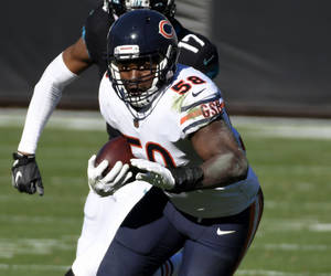 Roquan Smith Racing Against An Opponent Wallpaper