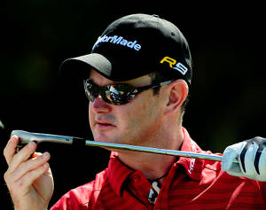 Rory Sabbatini Meticulously Inspecting His Golf Club Wallpaper