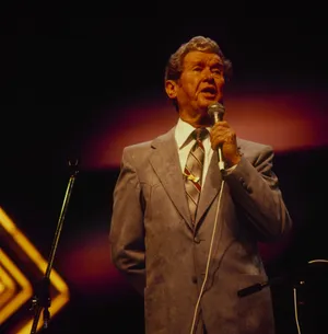 Roy Acuff Soulful Live Performance Wallpaper