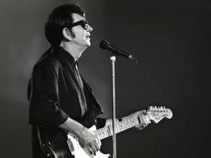 Roy Orbison Black And White Live Performance Wallpaper