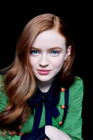 Sadie Sink In Green Long Sleeves Wallpaper