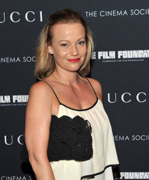 Samantha Mathis At Gucci Award Wallpaper