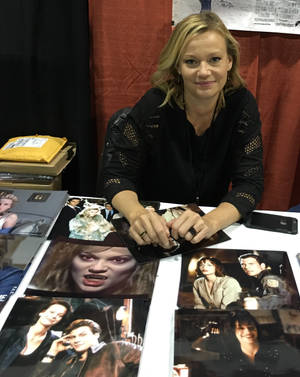 Samantha Mathis Signing Event Wallpaper