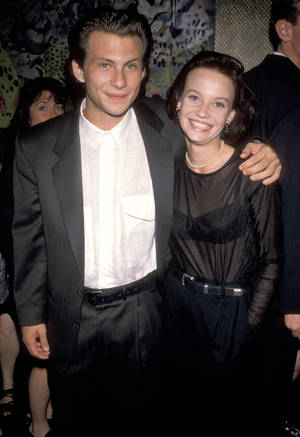 Samantha Mathis With Handsome Guy Wallpaper