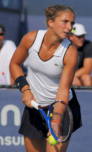 Sara Errani Prepared For A Powerful Serve Wallpaper