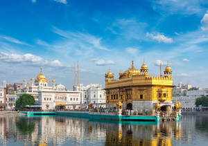 Scenic View Of The Golden Temple, Attracting Devotees In High Definition Wallpaper