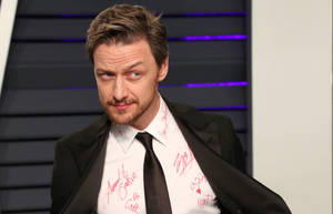 Scottish Actor James Mcavoy And His Oscar Signature Shirt Wallpaper