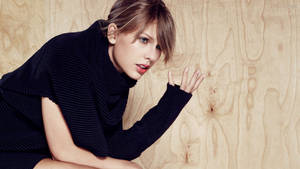 Seated Side View Taylor Swift Wallpaper