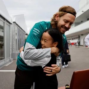 Sebastian Vettel Hugging A Girl Wallpaper