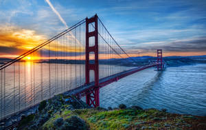 Serene Sunrise Over Golden Gate Bridge Wallpaper