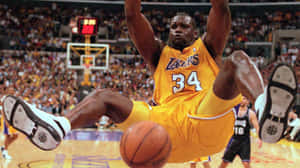 Shaq Dominating Basketball Court Wallpaper