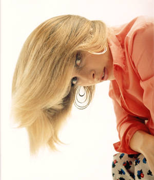 Sharon Tate Leaning Forward Wallpaper