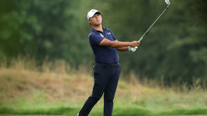 Si Woo Kim Looking Straight Ahead Wallpaper