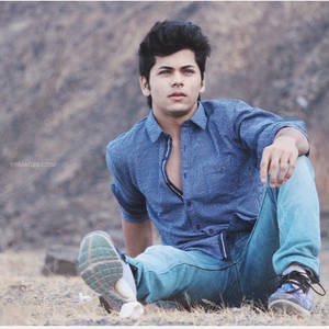Siddharth Nigam On Ground Wallpaper