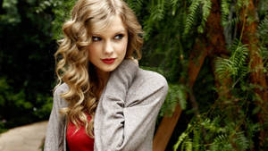 Side-glance Pose Taylor Swift Wallpaper