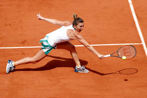 Simona Halep Catching The Ball Wallpaper