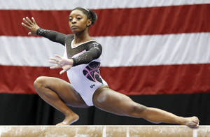 Simone Biles Balance Beam Stance Wallpaper