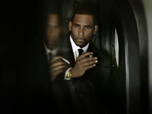 Singer R Kelly In Black Suit Wallpaper