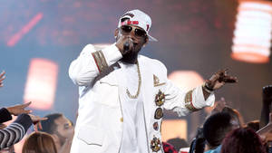 Singer R Kelly On Stage Wallpaper