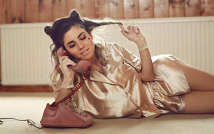 Singer-songwriter Marina And The Diamonds In A Sleek Sleepwear Look Wallpaper