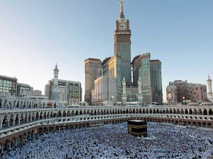 Skyscrapers And Hajj Crowd In Makkah Hd Wallpaper